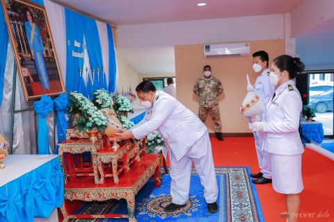 ไฟล์แนบ กปภ.สาขาเกาะพะงัน ร่วมกิจกรรมพิธีถวายเครื่องราชสักการะ วางพานพุ่มเงิน พานพุ่มทอง และจุดเทียนชัยถวายพระพรชัยมงคล เนื่องในโอกาสมหามงคลเฉลิมพระชนมพรรษา 90 พรรษา สมเด็จพระนางเจ้าสิริกิติ์พระบรมราชินีนาถ พระบรมราชชนนีพันปีหลวง 12 สิงหาคม