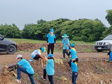 ไฟล์แนบ กปภ.สาขาพยุหะคีรี สนับสนุนน้ำดื่มบรรจุขวดตราสัญลักษณ์ กปภ. ในโครงการ ปลูกหญ้าแฝกเฉลิมพระเกียรติสมเด็จพระนางเจ้าสิริกิติ์ พระบรมราชินีนาถ พระบรมราชชนนีพันปีหลวง เจริญพระชนมายุครบ 90 พรรษา