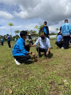 ไฟล์แนบ กปภ.สาขาภูเก็ต เข้าร่วมโครงการปลูกป่าเฉลิมพระเกียรติ สมเด็จพระนางเจ้าสิริกิติ์ พระบรมราชินีนาถ พระบรมราชชนนีพันปีหลวง เนื่องในโอกาสมหามงคลเฉลิมพระชนมพรรษา 90 พรรษา 