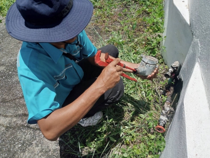 ไฟล์แนบ วันพฤหัสบดีที่ 1 กันยายน 2565 กปภ.สาขากาญจนดิษฐ์ โดยนายสุรพงศ์ สมหวัง ผู้จัดการ กปภ.สาขากาญจนดิษฐ์ มอบหมายพนักงานในสังกัด เข้าตรวจสอบมาตรวัดน้ำบ้านผู้ใช้น้ำ กรณีน้ำไหลอ่อน บ้านผู้ใช้น้ำพื้นที่ ตำบลทุ่งกง อำเภอกาญจนดิษฐ์ จ.สุราษฎร์ธานี