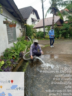 ไฟล์แนบ กปภ.สาขาภูเก็ต ร่วมกับบริษัท เอเชีย อินฟราสตรักเชอร์ แมเนจเม้นท์ (ประเทศไทย) จำกัด (โครงการจัดการลดน้ำสูญเสีย) ลงพื้นที่บริเวณหมู่บ้านดาหลาบุรี ต.เกาะแก้ว อ.เมือง ดำเนินการเปิดล้างระบายตะกอนในเส้นท่อจ่ายน้ำ