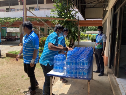 ไฟล์แนบ การประปาส่วนภูมิภาคสาขาอ่าวลึก ร่วมบริการน้ำดื่ม ตราสัญลักษณ์ กปภ. ให้แก่ประชาชน ที่มารับเสด็จ สมเด็จพระกนิษฐาธิราชเจ้า กรมสมเด็จพระเทพรัตนราชสุดาฯ สยามบรมราชกุมารี