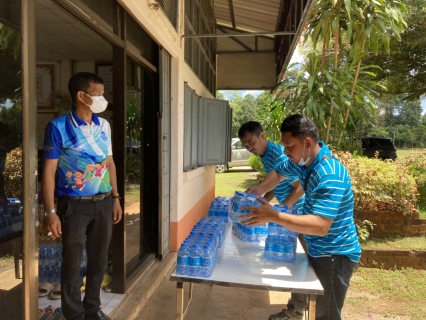 ไฟล์แนบ การประปาส่วนภูมิภาคสาขาอ่าวลึก ร่วมบริการน้ำดื่ม ตราสัญลักษณ์ กปภ. ให้แก่ประชาชน ที่มารับเสด็จ สมเด็จพระกนิษฐาธิราชเจ้า กรมสมเด็จพระเทพรัตนราชสุดาฯ สยามบรมราชกุมารี