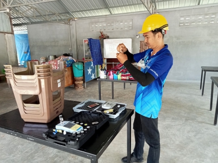 ไฟล์แนบ วันพฤหัสบดีที่ 22 กันยายน 2565 นายสุรพงศ์ สมหวัง ผจก.กปภ.สาขากาญจนดิษฐ์ มอบหมายให้พนักงานในสายงานผลิต ออกพื้นที่ตรวจสอบคุณภาพน้ำประปา โดยการตรวจวัดค่าคลอรีน ค่าความขุ่นในน้ำประปา ณ สถานประกอบการ ร้านอาหารติดกับโรงเรียนบ้านน้ำฉา และ ร้านข้าวมันไก่น้องอั้น ตำบลดอนสัก อำเภอดอนสัก จังหวัดสุราษฎร์ธานี โดยเป็นการตรวจสอบและควบคุมคุณภาพน้ำประปาในระบบจ่าย ตามโครงการจัดการน้ำสะอาด (WSP) ตามจุดควบคุมตรวจสอบตามแผนที่กำหนด ผลการตรวจสอบคุณภาพน้ำเป็นไปตามเกณฑ์มาตรฐาน กปภ. 