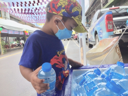 ไฟล์แนบ กปภ.สาขาหลังสวน แจกน้ำดิ่มบรรจุขวดตราสัญลักษณ์กปภ. เพื่อร่วมในกิจกรรมงานประเพณีแห่พระแข่งเรือชิงโล่พระราชทาน 