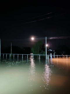 ไฟล์แนบ กปภ.สาขาขอนแก่น (พ) ตรวจสอบการก่อสร้างเเนวป้องกันน้ำท่วมสถานีผลิตน้ำท่าพระ - หนองบัวดีหมี อย่างต่อเนื่อง พร้อมรวบรวมข้าวสารอาหารเเห้ง ส่งให้เพื่อนพนักงานสายงานผลิต