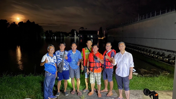 ไฟล์แนบ กปภ.สาขาขอนแก่น (พ) ตรวจสอบการก่อสร้างเเนวป้องกันน้ำท่วมสถานีผลิตน้ำท่าพระ - หนองบัวดีหมี อย่างต่อเนื่อง พร้อมรวบรวมข้าวสารอาหารเเห้ง ส่งให้เพื่อนพนักงานสายงานผลิต