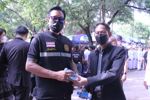 ไฟล์แนบ กปภ.ข.7 และ กปภ.สาขาหนองบัวลำภู สนับสนุนน้ำดื่มตราสัญลักษณ์ กปภ. แก่ประชาชนที่ร่วมพิธีพระราชทานเพลิงศพผู้เสียชีวิตจากเหตุการณ์กราดยิงศูนย์พัฒนาเด็กเล็ก อบต.อุทัยสวรรค์ อ.นากลาง จ.หนองบัวลำภู