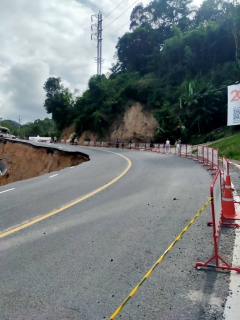 ไฟล์แนบ กปภ.สาขาภูเก็ต สนับสนุนน้ำดื่มบรรจุขวดตราสัญลักษณ์ กปภ. จำนวน 120 ขวด ให้กับเทศบาลเมืองกะทู้ เพื่อบริการประชาชนที่ใช้เส้นทางในการขึ้นลงเขาป่าตอง 