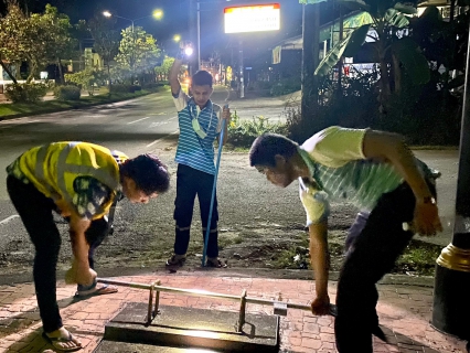 ไฟล์แนบ กปภ.สาขากระบี่ ดำเนินงานตามแผนบริหารจัดการน้ำสูญเสียเชิงรุก เดินหน้าลงพื้นที่ ถนนกระบี่ ตำบลปากน้ำถึงถนนวัชระ ตำบลกระบี่ใหญ่ อำเภอเมืองกระบี่  จังหวัดกระบี่ เดินเท้าหาท่อแตกรั่ว พร้อมซ่อมปิดจุด เพื่อลดการเกิดน้ำสูญเสีย 