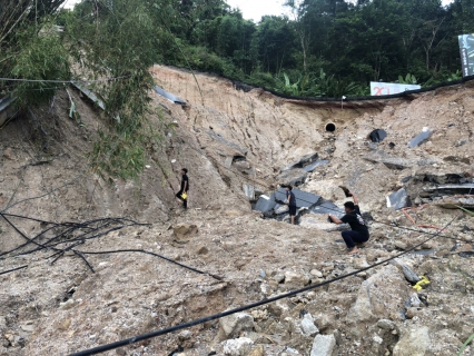 ไฟล์แนบ กปภ.สาขาภูเก็ต ลงพื้นที่บริเวณทางขึ้นป่าตอง สำรวจพื้นที่เพื่อทำการวางท่อส่งน้ำชั่วคราว