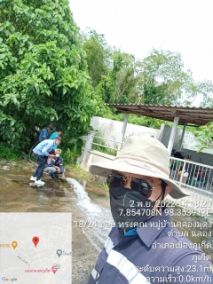 ไฟล์แนบ กปภ.สาขาภูเก็ต ร่วมกับบริษัท เอเชีย อินฟราสตรักเชอร์ แมเนจเม้นท์ (ประเทศไทย) จำกัด (โครงการจัดการลดน้ำสูญเสีย) ลงพื้นที่บริเวณหมู่บ้านทรงคุณ ต.วิชิต อ.เมืองภูเก็ต ดำเนินการเปิดล้างระบายตะกอนในเส้นท่อจ่ายน้ำ (Blow off)  