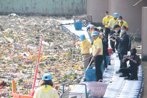 ไฟล์แนบ กปภ.ข.9 เข้าร่วมและสนับสนุนน้ำดื่มโครงการจิตอาสาหน่วยพระราชทานและประชาชนจิตอาสา กำจัดขยะมูลฝอยและสิ่งปฏิกูลจากงานลอยกระทงในลำน้ำปิงประจำปี 2565