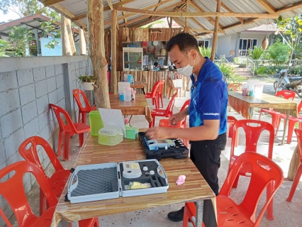 ไฟล์แนบ วันพุธที่ 23 พฤศจิกายน  2565 นายสุรพงศ์ สมหวัง ผจก.กปภ.สาขากาญจนดิษฐ์ มอบหมายให้พนักงานในสายงานผลิต ออกพื้นที่ตรวจสอบคุณภาพน้ำประปา โดยการตรวจวัดค่าคลอรีน ค่าความขุ่นในน้ำประปา ณ ร้านอาหารข้างโรงเรียนบ้านน้ำฉา ตำบลดอนสัก  อำเภอดอนสัก จังหวัดสุราษฎร์ธานี โดยเป็นการตรวจสอบและควบคุมคุณภาพน้ำประปาในระบบจ่าย ตามโครงการจัดการน้ำสะอาด (WSP) ตามจุดควบคุมตรวจสอบตามแผนที่กำหนด ผลการตรวจสอบคุณภาพน้ำเป็นไปตามเกณฑ์มาตรฐาน กปภ. 