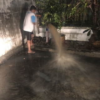 ไฟล์แนบ กปภ.สาขาสุพรรณบุรี ดำเนินการเปิดล้างตะกอนระบายในเส้นท่อจ่ายน้ำ (Blow off) ผ่านหัวดับเพลิง ตามแผนโครงการจัดการน้ำสะอาด (Water Safety Plan)