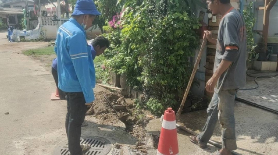 ไฟล์แนบ Mr.ประปากำแพงเพชร จับมือทีมซ่อม ลุย! แก้ปัญหาน้ำไหลอ่อน หลังพบท่อแตกรั่ว