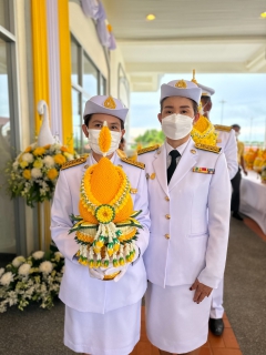 ไฟล์แนบ กปภ.สาขาภูเก็ต เข้าร่วมพิธีวางพานพุ่มดอกไม้และพิธีถวายบังคมหน้าพระบรมฉายาลักษณ์ พระบาทสมเด็จพระบรมชนกาธิเบศร มหาภูมิพลอดุลยเดชมหาราช บรมนาถบพิตร