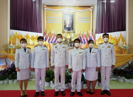 ไฟล์แนบ กปภ.สาขาปราณบุรี เข้าร่วมพิธีวางพานพุ่มดอกไม้และพิธีถวายบังคมหน้าพระบรมฉายาลักษณ์  พระบาทสมเด็จพระบรมชนกาธิเบศร มหาภูมิพลอดุลยเดชมหาราช บรมนาถบพิตร เพื่อน้อมรำลึกในพระหมากรุณาธิคุณ  เนื่องในวันคล้ายวันพระบรมราชสมภพ วันชาติ และวันพ่อแห่งชาติ ประจำปี 2565