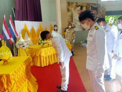 ไฟล์แนบ กปภ.สาขาปราณบุรี เข้าร่วมพิธีวางพานพุ่มดอกไม้และพิธีถวายบังคมหน้าพระบรมฉายาลักษณ์  พระบาทสมเด็จพระบรมชนกาธิเบศร มหาภูมิพลอดุลยเดชมหาราช บรมนาถบพิตร เพื่อน้อมรำลึกในพระหมากรุณาธิคุณ  เนื่องในวันคล้ายวันพระบรมราชสมภพ วันชาติ และวันพ่อแห่งชาติ ประจำปี 2565