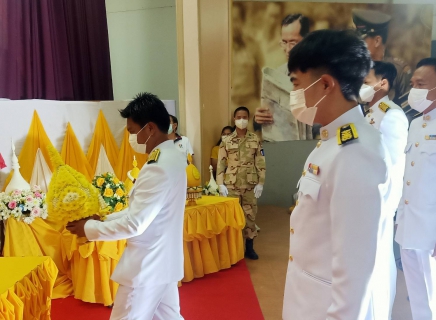 ไฟล์แนบ กปภ.สาขาปราณบุรี เข้าร่วมพิธีวางพานพุ่มดอกไม้และพิธีถวายบังคมหน้าพระบรมฉายาลักษณ์  พระบาทสมเด็จพระบรมชนกาธิเบศร มหาภูมิพลอดุลยเดชมหาราช บรมนาถบพิตร เพื่อน้อมรำลึกในพระหมากรุณาธิคุณ  เนื่องในวันคล้ายวันพระบรมราชสมภพ วันชาติ และวันพ่อแห่งชาติ ประจำปี 2565