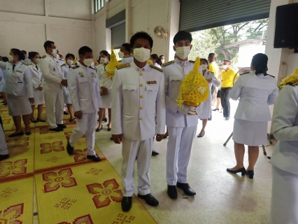 ไฟล์แนบ กปภ.สาขาปราณบุรี เข้าร่วมพิธีวางพานพุ่มดอกไม้และพิธีถวายบังคมหน้าพระบรมฉายาลักษณ์  พระบาทสมเด็จพระบรมชนกาธิเบศร มหาภูมิพลอดุลยเดชมหาราช บรมนาถบพิตร เพื่อน้อมรำลึกในพระหมากรุณาธิคุณ  เนื่องในวันคล้ายวันพระบรมราชสมภพ วันชาติ และวันพ่อแห่งชาติ ประจำปี 2565
