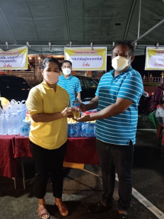 ไฟล์แนบ กปภ.สาขาจันดี ร่วมกับชมรมพุทธศาสนา ร่วมบุญโรงทานแจกน้ำดื่มตราสัญลักษณ์ กปภ.