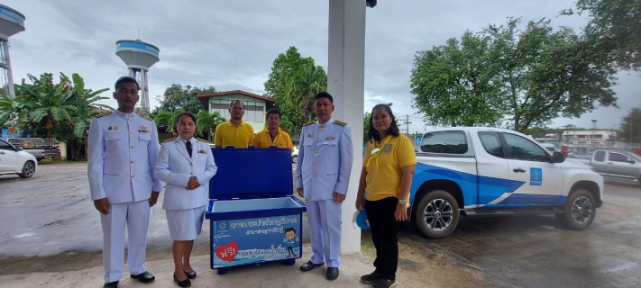 ไฟล์แนบ กปภ.สาขากาญจนดิษฐ์ ร่วมแจกน้ำดื่มตราสัญญาลักษณ์ กปภ. ในงาน  "พิธีวางพานพุ่มดอกไม้และพิธีถวายบังคม เวลา ๐๘.๐๐ น ณ บริเวณศาลาประชาคมอำเภอกาญจนดิษฐ์ วันที่ ๕ ธันวาคม ๒๕๖๕"