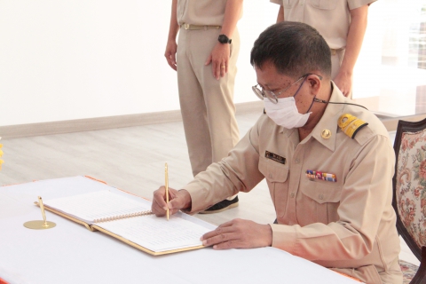 ไฟล์แนบ ผู้บริหารการประปาส่วนภูมิภาคเขต 9 ร่วมลงนามถวายพระพร แด่สมเด็จพระเจ้าลูกเธอ เจ้าฟ้าพัชรกิติยาภา นเรนทิราเทพยวดี กรมหลวงราชสาริณีสิริพัชร มหาวัชรราชธิดา ให้ทรงหายจากพระอาการประชวร มีพระพลานามัยสมบูรณ์แข็งแรงโดยเร็ววัน