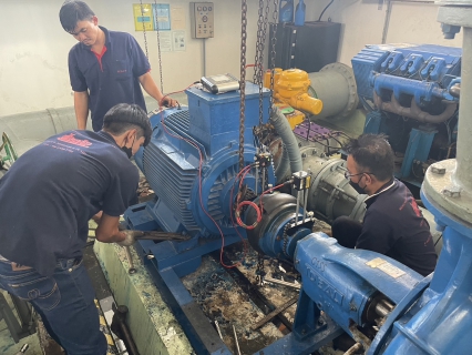 ไฟล์แนบ กปภ.สาขาสมุทรสงคราม บำรุงรักษาหม้อแปลงไฟฟ้าและเครื่องสูบน้ำทุกสถานี เพื่อเตรียมความพร้อมให้บริการน้ำประปาอย่างต่อเนื่องในช่วงเทศกาลปีใหม่ 