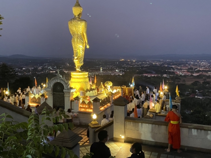 ไฟล์แนบ กปภ.สาขาน่าน โดยนายเฉลิมชัย สิงห์ศรี ผู้จัดการการประปาส่วนภูมิภาคสาขาน่าน มอบหมายให้หัวหน้างานอำนวยการ หัวหน้างานผลิต และพนักงานในสังกัด เข้าร่วมโครงการธรรมะม่วนใจ๋ สวดมนต์พ้นภัย ถวายพระพรชัยมงคลแด่พร