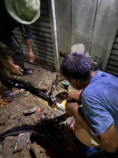ไฟล์แนบ ผนึกกำลังทีมช่าง กปภ.สาขากำแพงเพชร ลุยซ่อมท่อกลางคืน 