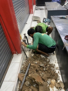 ไฟล์แนบ ผนึกกำลังทีมช่าง กปภ.สาขากำแพงเพชร ลุยซ่อมท่อกลางคืน 