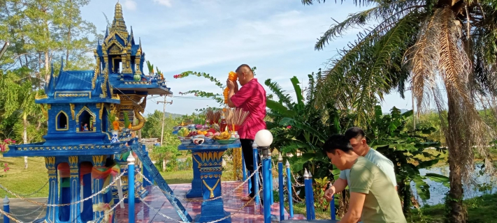 ไฟล์แนบ ร่วมกันทำพิธีสักการบูชาศาลพระภูมิเจ้าที่สิ่งศักดิ์สิทธิ์ พระแม่ธรณี  และทำบุญตักบาตร ถวายภัตตาหารเพล พระสงฆ์จำนวน 9 รูป  ณ สำนักงาน กปภ.สาขาบางสะพาน  เพื่อร่วมถวายพระพรชัยมงคลแด่สมเด็จพระเจ้าลูกเธอ เจ้าฟ้าพัชรกิติยาภา นเรนทิราเทพยวดี กรมหลวงราชสาริณีสิริพัชร มหาวัชรราชธิด