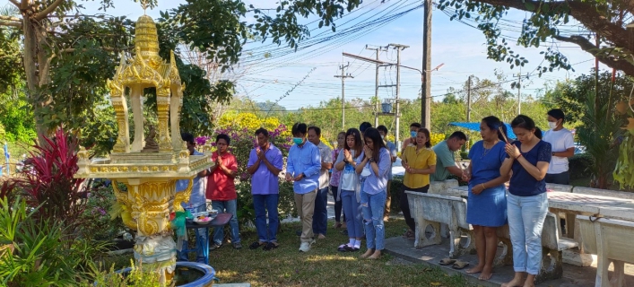 ไฟล์แนบ ร่วมกันทำพิธีสักการบูชาศาลพระภูมิเจ้าที่สิ่งศักดิ์สิทธิ์ พระแม่ธรณี  และทำบุญตักบาตร ถวายภัตตาหารเพล พระสงฆ์จำนวน 9 รูป  ณ สำนักงาน กปภ.สาขาบางสะพาน  เพื่อร่วมถวายพระพรชัยมงคลแด่สมเด็จพระเจ้าลูกเธอ เจ้าฟ้าพัชรกิติยาภา นเรนทิราเทพยวดี กรมหลวงราชสาริณีสิริพัชร มหาวัชรราชธิด