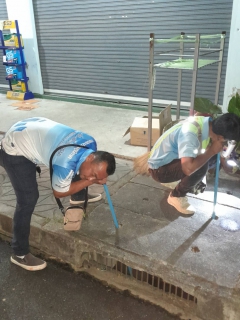ไฟล์แนบ วันพฤหัสบดี ที่ 12 มกราคม  2566 การประปาส่วนภูมิภาคสาขากาญจนดิษฐ์ ภายใต้การบริหารงานโดยนายสุรพงศ์  สมหวัง ผู้จัดการการประปาส่วนภูมิภาคสาขากาญจนดิษฐ์  มอบหมายนายฤทธิเดช อินทวงศ์ หัวหน้างาน 8 งานบริการและควบคุมน้ำสูญเสียและพนักงานในสังกัด ลงพื้นที่ ตลาดดอนสัก เทศบาลเมืองดอนสัก อำเภอดอนสัก จังหวัดสุราษฎร์ธานี ออกทำ Step test  MM 09 ค้นหาท่อรั่ว บริเวณเทศบาลเมืองดอนสัก   เพื่อค้นท่อแตกท่อรั่วและเพิ่มปริมาณน้ำจ่ายให้ลูกค้าได้ดียิ่งขึ้น