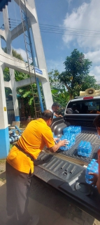 ไฟล์แนบ การประปาส่วนภูมิภาคสาขากาญจนดิษฐ์ สนับสนุนน้ำดื่มบรรจุขวดตราสัญลักษณ์ กปภ.ให้กับองค์การบริหารส่วนตำบลตะเคียนทอง  อำเภอ กาญจนดิษฐ์จังหวัดสุราษฎร์ธานี