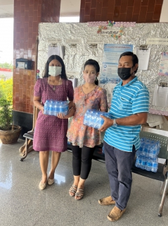 ไฟล์แนบ การประปาส่วนภูมิภาคสาขาท่าแซะ ร่วมสนับสนุนน้ำดื่มบรรจุขวดตราสัญลักษณ์ กปภ. เนื่องในโอกาสวันเด็กแห่งชาติ 2566