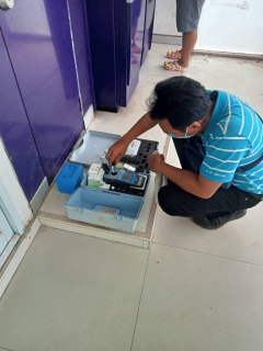 ไฟล์แนบ วันศุกร์ที่ 20 มกราคม  2566 นายสุรพงศ์ สมหวัง ผจก.กปภ.สาขากาญจนดิษฐ์ มอบหมายให้พนักงานในสายงานผลิต ออกพื้นที่ตรวจสอบคุณภาพน้ำประปา โดยการตรวจวัดค่าคลอรีน ค่าความขุ่นในน้ำประปา ณ ธนาคารกรุงไทยสาขากาญจนดิษฐ์ และสำนักงานธนาคารไทยพาณิชย์ สาขากาญจนดิษฐ์ หลังเก่า อำเภอกาญจนดิษฐ์ จังหวัดสุราษฎร์ธานี โดยเป็นการตรวจสอบและควบคุมคุณภาพน้ำประปาในระบบจ่าย ตามโครงการจัดการน้ำสะอาด (WSP) ตามจุดควบคุมตรวจสอบตามแผนที่กำหนด ผลการตรวจสอบคุณภาพน้ำเป็นไปตามเกณฑ์มาตรฐาน กปภ.