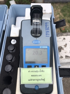 ไฟล์แนบ วันศุกร์ที่ 20 มกราคม  2566 นายสุรพงศ์ สมหวัง ผจก.กปภ.สาขากาญจนดิษฐ์ มอบหมายให้พนักงานในสายงานผลิต ออกพื้นที่ตรวจสอบคุณภาพน้ำประปา โดยการตรวจวัดค่าคลอรีน ค่าความขุ่นในน้ำประปา ณ ธนาคารกรุงไทยสาขากาญจนดิษฐ์ และสำนักงานธนาคารไทยพาณิชย์ สาขากาญจนดิษฐ์ หลังเก่า อำเภอกาญจนดิษฐ์ จังหวัดสุราษฎร์ธานี โดยเป็นการตรวจสอบและควบคุมคุณภาพน้ำประปาในระบบจ่าย ตามโครงการจัดการน้ำสะอาด (WSP) ตามจุดควบคุมตรวจสอบตามแผนที่กำหนด ผลการตรวจสอบคุณภาพน้ำเป็นไปตามเกณฑ์มาตรฐาน กปภ.