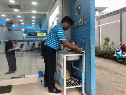 ไฟล์แนบ วันศุกร์ที่ 20 มกราคม  2566 นายสุรพงศ์ สมหวัง ผจก.กปภ.สาขากาญจนดิษฐ์ มอบหมายให้พนักงานในสายงานผลิต ออกพื้นที่ตรวจสอบคุณภาพน้ำประปา โดยการตรวจวัดค่าคลอรีน ค่าความขุ่นในน้ำประปา ณ ธนาคารกรุงไทยสาขากาญจนดิษฐ์ และสำนักงานธนาคารไทยพาณิชย์ สาขากาญจนดิษฐ์ หลังเก่า อำเภอกาญจนดิษฐ์ จังหวัดสุราษฎร์ธานี โดยเป็นการตรวจสอบและควบคุมคุณภาพน้ำประปาในระบบจ่าย ตามโครงการจัดการน้ำสะอาด (WSP) ตามจุดควบคุมตรวจสอบตามแผนที่กำหนด ผลการตรวจสอบคุณภาพน้ำเป็นไปตามเกณฑ์มาตรฐาน กปภ.