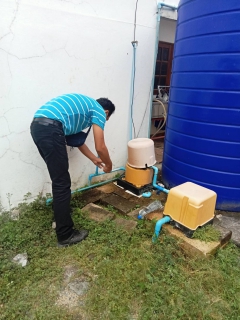 ไฟล์แนบ วันศุกร์ที่ 20 มกราคม  2566 นายสุรพงศ์ สมหวัง ผจก.กปภ.สาขากาญจนดิษฐ์ มอบหมายให้พนักงานในสายงานผลิต ออกพื้นที่ตรวจสอบคุณภาพน้ำประปา โดยการตรวจวัดค่าคลอรีน ค่าความขุ่นในน้ำประปา ณ ธนาคารกรุงไทยสาขากาญจนดิษฐ์ และสำนักงานธนาคารไทยพาณิชย์ สาขากาญจนดิษฐ์ หลังเก่า อำเภอกาญจนดิษฐ์ จังหวัดสุราษฎร์ธานี โดยเป็นการตรวจสอบและควบคุมคุณภาพน้ำประปาในระบบจ่าย ตามโครงการจัดการน้ำสะอาด (WSP) ตามจุดควบคุมตรวจสอบตามแผนที่กำหนด ผลการตรวจสอบคุณภาพน้ำเป็นไปตามเกณฑ์มาตรฐาน กปภ.