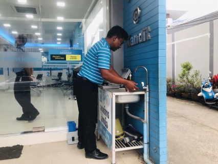 ไฟล์แนบ วันศุกร์ที่ 20 มกราคม  2566 นายสุรพงศ์ สมหวัง ผจก.กปภ.สาขากาญจนดิษฐ์ มอบหมายให้พนักงานในสายงานผลิต ออกพื้นที่ตรวจสอบคุณภาพน้ำประปา โดยการตรวจวัดค่าคลอรีน ค่าความขุ่นในน้ำประปา ณ ธนาคารกรุงไทยสาขากาญจนดิษฐ์ และสำนักงานธนาคารไทยพาณิชย์ สาขากาญจนดิษฐ์ หลังเก่า อำเภอกาญจนดิษฐ์ จังหวัดสุราษฎร์ธานี โดยเป็นการตรวจสอบและควบคุมคุณภาพน้ำประปาในระบบจ่าย ตามโครงการจัดการน้ำสะอาด (WSP) ตามจุดควบคุมตรวจสอบตามแผนที่กำหนด ผลการตรวจสอบคุณภาพน้ำเป็นไปตามเกณฑ์มาตรฐาน กปภ.