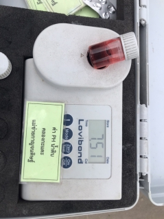 ไฟล์แนบ วันศุกร์ที่ 20 มกราคม  2566 นายสุรพงศ์ สมหวัง ผจก.กปภ.สาขากาญจนดิษฐ์ มอบหมายให้พนักงานในสายงานผลิต ออกพื้นที่ตรวจสอบคุณภาพน้ำประปา โดยการตรวจวัดค่าคลอรีน ค่าความขุ่นในน้ำประปา ณ ธนาคารกรุงไทยสาขากาญจนดิษฐ์ และสำนักงานธนาคารไทยพาณิชย์ สาขากาญจนดิษฐ์ หลังเก่า อำเภอกาญจนดิษฐ์ จังหวัดสุราษฎร์ธานี โดยเป็นการตรวจสอบและควบคุมคุณภาพน้ำประปาในระบบจ่าย ตามโครงการจัดการน้ำสะอาด (WSP) ตามจุดควบคุมตรวจสอบตามแผนที่กำหนด ผลการตรวจสอบคุณภาพน้ำเป็นไปตามเกณฑ์มาตรฐาน กปภ.