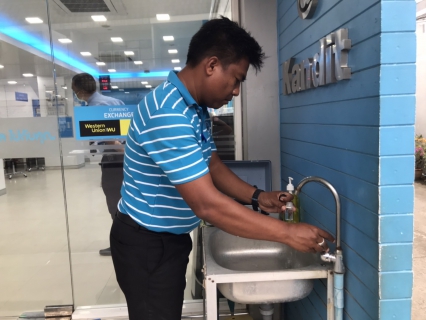 ไฟล์แนบ วันศุกร์ที่ 20 มกราคม  2566 นายสุรพงศ์ สมหวัง ผจก.กปภ.สาขากาญจนดิษฐ์ มอบหมายให้พนักงานในสายงานผลิต ออกพื้นที่ตรวจสอบคุณภาพน้ำประปา โดยการตรวจวัดค่าคลอรีน ค่าความขุ่นในน้ำประปา ณ ธนาคารกรุงไทยสาขากาญจนดิษฐ์ และสำนักงานธนาคารไทยพาณิชย์ สาขากาญจนดิษฐ์ หลังเก่า อำเภอกาญจนดิษฐ์ จังหวัดสุราษฎร์ธานี โดยเป็นการตรวจสอบและควบคุมคุณภาพน้ำประปาในระบบจ่าย ตามโครงการจัดการน้ำสะอาด (WSP) ตามจุดควบคุมตรวจสอบตามแผนที่กำหนด ผลการตรวจสอบคุณภาพน้ำเป็นไปตามเกณฑ์มาตรฐาน กปภ.