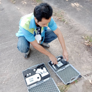 ไฟล์แนบ การประปาส่วนภูมิภาคสาขาอ่าวลึก ออกพื้นที่ตรวจสอบคุณภาพน้ำประปา ตรวจวัดค่าคลอรีน ค่าความขุ่นในน้ำประปา 
