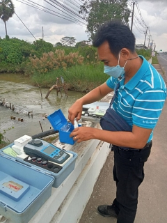 ไฟล์แนบ กปภ.สาขากาญจนดิษฐ์  ออกพื้นที่ตรวจสอบคุณภาพน้ำดิบ โดยการตรวจสอบค่าความขุ่นในน้ำดิบ ค่า Ph น้ำดิบ เพื่อเตรียมความพร้อมในการบริการการผลิตน้ำประปา การจ่ายสารเคมีที่ถูกต้องและเหมาะสมต่อไป
