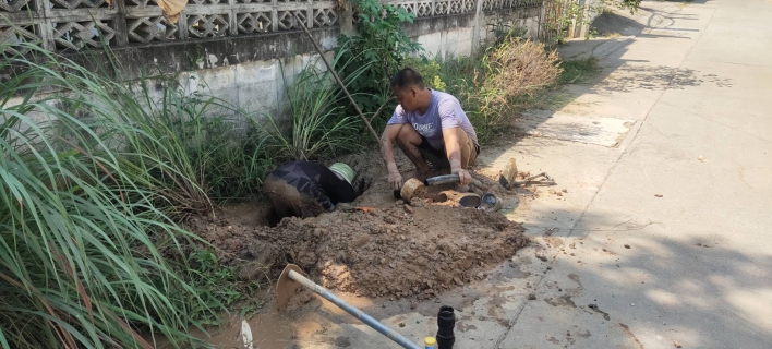 ไฟล์แนบ กปภ.สาขากำแพงเพชร ส่งทีมช่างแก้ไขท่อแตกรั่ว ลูกค้าประทับใจ