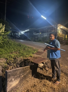 ไฟล์แนบ กปภ.สาขากระบี่ ดำเนินงานตามแผนบริหารจัดการน้ำสูญเสียเชิงรุก เดินหน้าลงพื้นที่ บริเวณถนนคงคง ถนนอุตรกิจ ถนนมหาราช ตำบลปากน้ำ อำเภอเมืองกระบี่  จังหวัดกระบี่ เดินเท้าหาท่อแตกรั่ว พร้อมซ่อมปิดจุด เพื่อลดการเกิดน้ำสูญเสีย