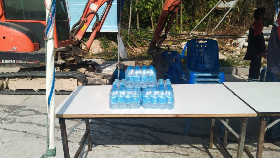 ไฟล์แนบ กปภ.สาขาภูเก็ต สนับสนุนน้ำดื่มบรรจุขวดตราสัญลักษณ์ กปภ. จำนวน 100 ขวด เพื่อบริการ ณ หน่วยบริการถนนพระบารมี