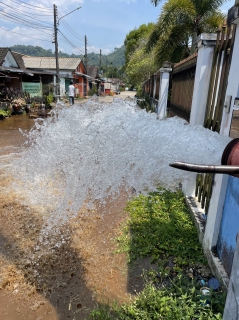 ไฟล์แนบ การประปาส่วนภูมิภาคสาขาตะกั่วป่า ดำเนินการตามแผนงานบริการและควบคุมน้ำสูญเสีย โบล์วน้ำเพื่อระบายตะกอนในเส้นท่อ